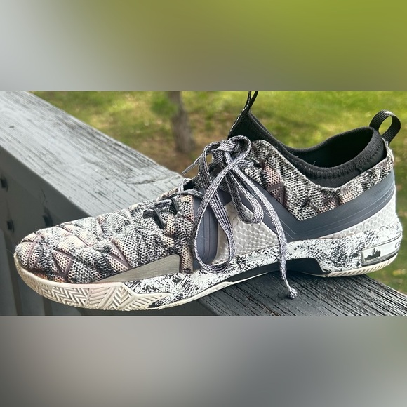 Men's Athletic Shoes in Black and Gray - Picture 3 of 9